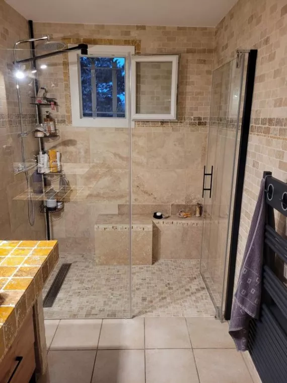 Quel est le meilleur carrelage à poser dans une salle de bain ancienne ?, Marseille, H.S. 2C